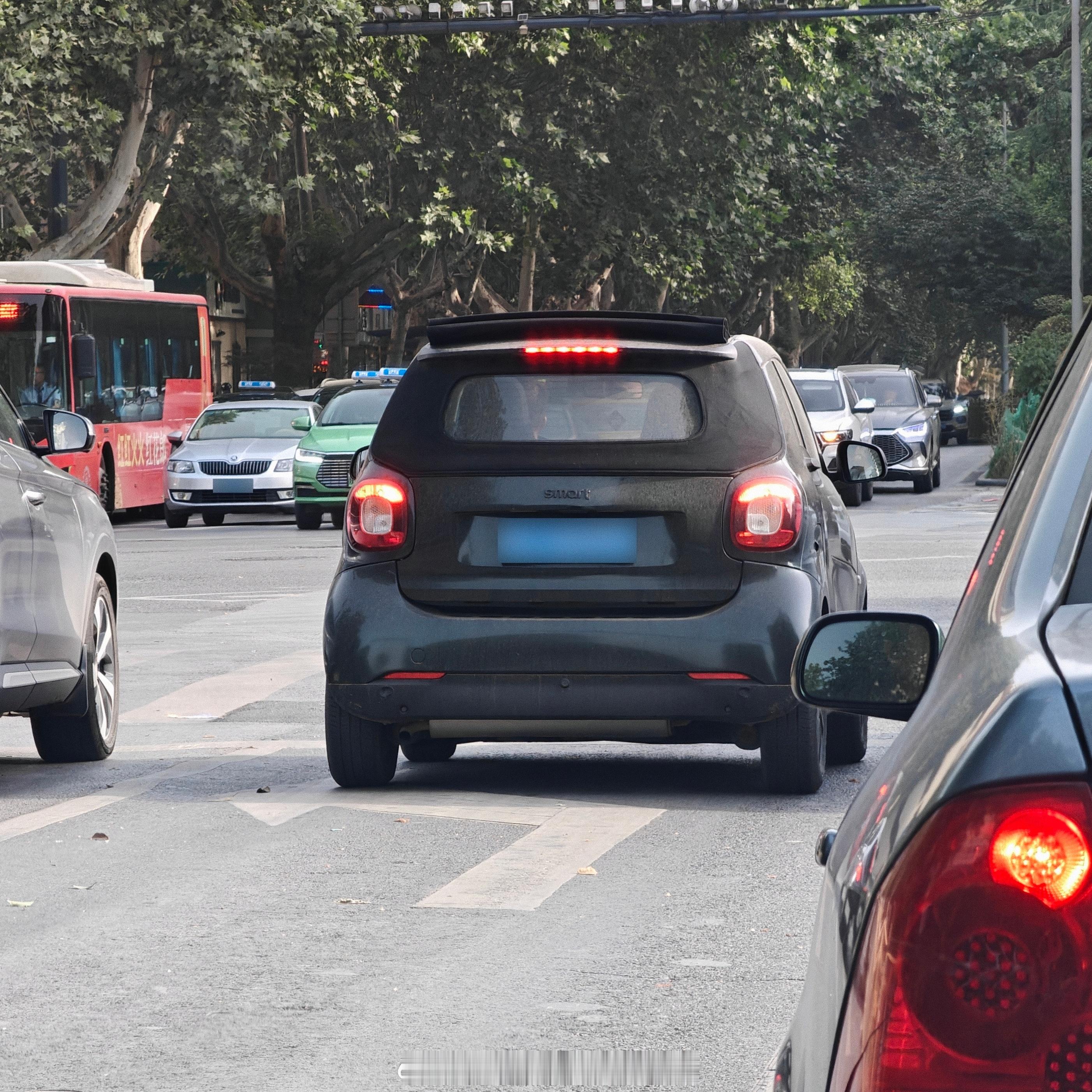 昨天拍到一辆smart fortwo cabrio，非常稀有了 ​​​