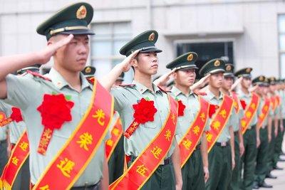 “退役”和“退伍”虽然只差一字，可其实天差地别。退伍的义务兵，两年期满，回家有亲