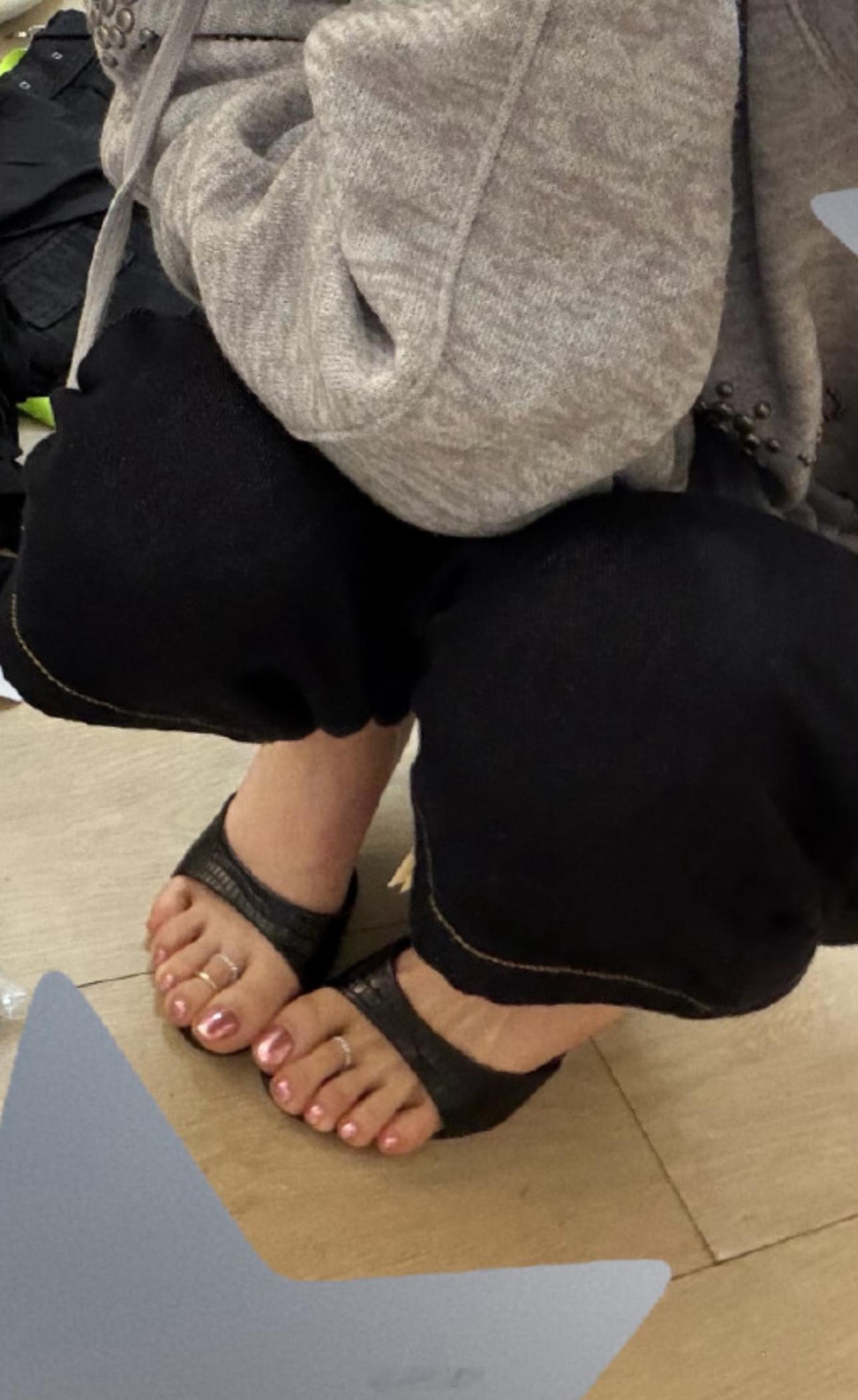 杨超越给脚戴了戒指 啊啊啊杨超越好潮！！！粉色的指甲+银色的脚戒，完全时髦妹妹！
