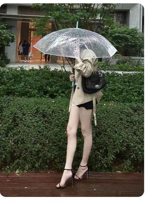 就爱穿高跟鞋，就是下雨也不舍得脱。