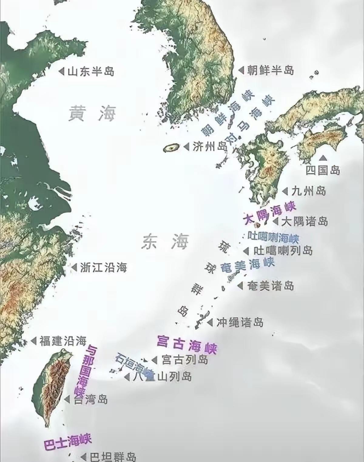 海风在那霸港边上绕圈，旧码头木板有盐迹，墙面留着退色的字，走到首里城那条坡路，石