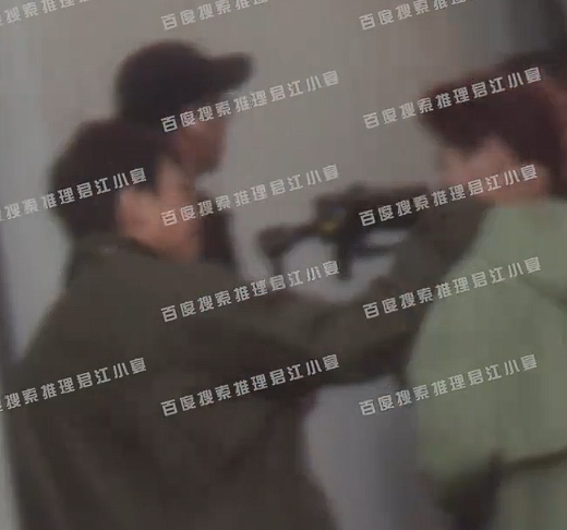邓超摸鹿晗脸  鹿晗邓超摸脸杀  《五哈》拍摄路透，三位老跑男关系是真好，有说有