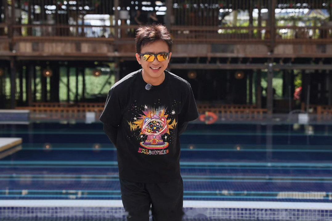 邓超在五哈没苦硬吃 心疼超哥一秒钟了啊，自信满满的跳水后，被水池的水冻得直发抖，