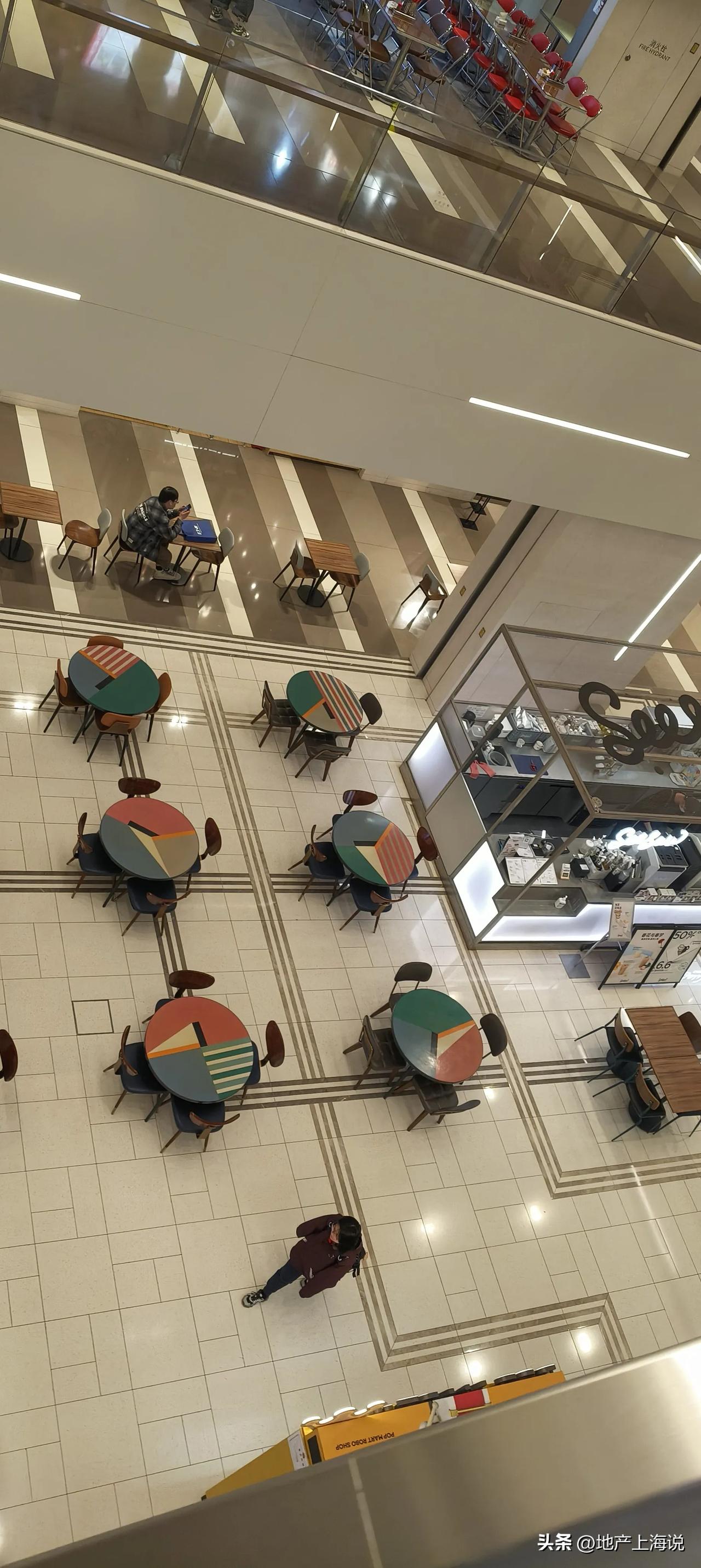 上海比深圳的创新力差，其中一个原因就是缺少城中村。
深圳城中村可以容纳刚起步的年