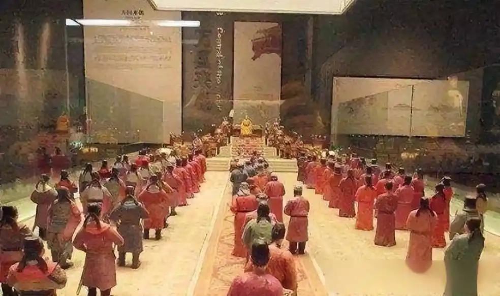 古代打工人到底有多卷？唐朝官员凌晨3点就要上朝打卡，迟到直接挨打罚俸！


当代