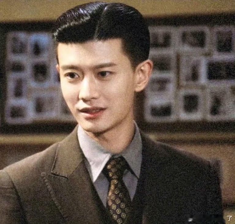 任嘉伦统一我家三代审美 任嘉伦轻松圈粉三代！民国造型有历史质感讨老人喜，金融知识