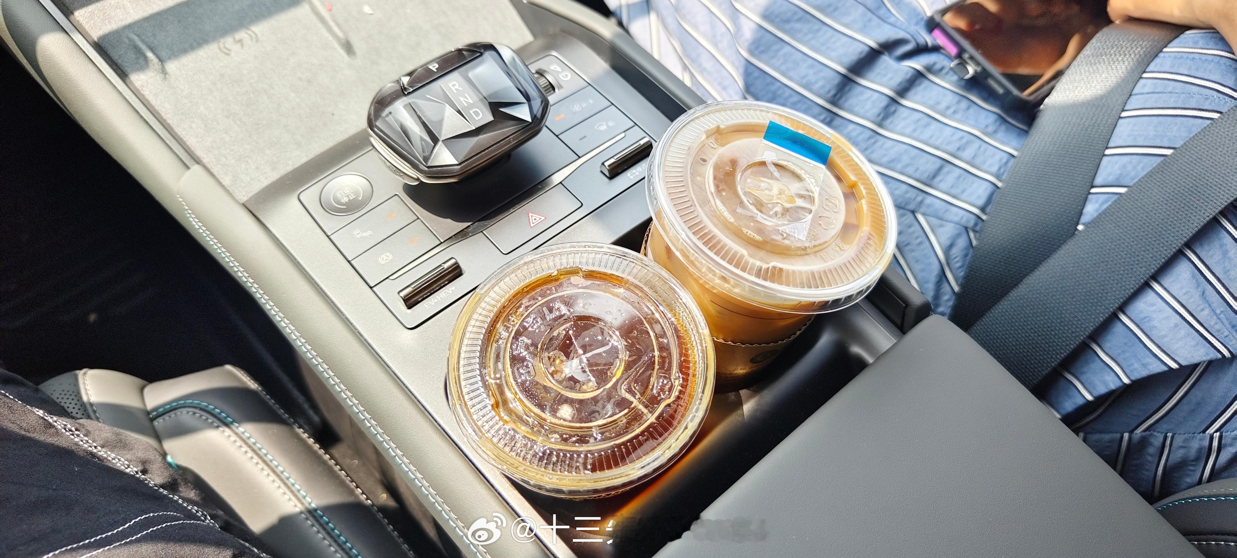 秦L的这个杯架设计的有点小了，其实之前网上说的放水会挡住换挡杆，这个到是没什么，