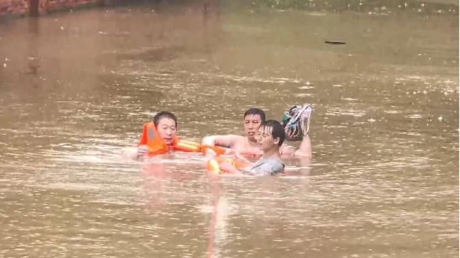 湖北襄阳，当地遭遇强降雨侵袭，43岁的派出所所长在巡查汛情途中，接到报警，一家三