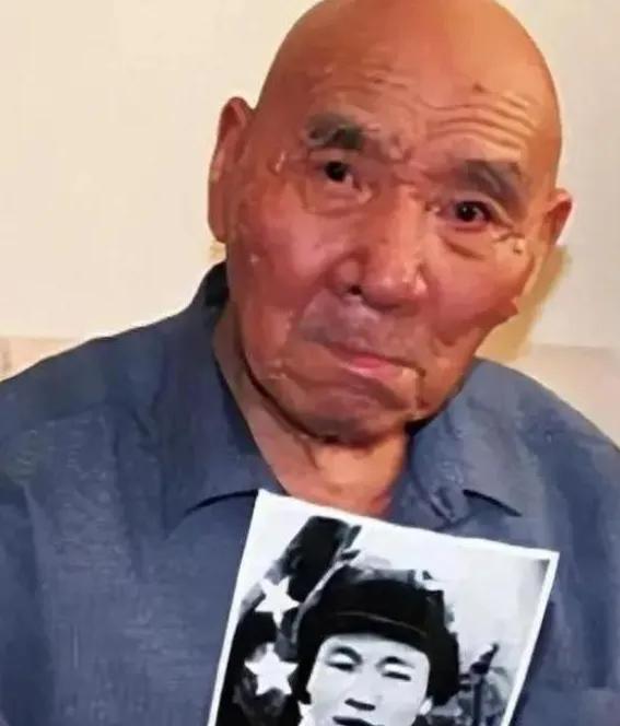 1953年，毛主席见到“打坦克英雄”苏吊蛋。不过，觉得他的名字实在不雅，于是就笑