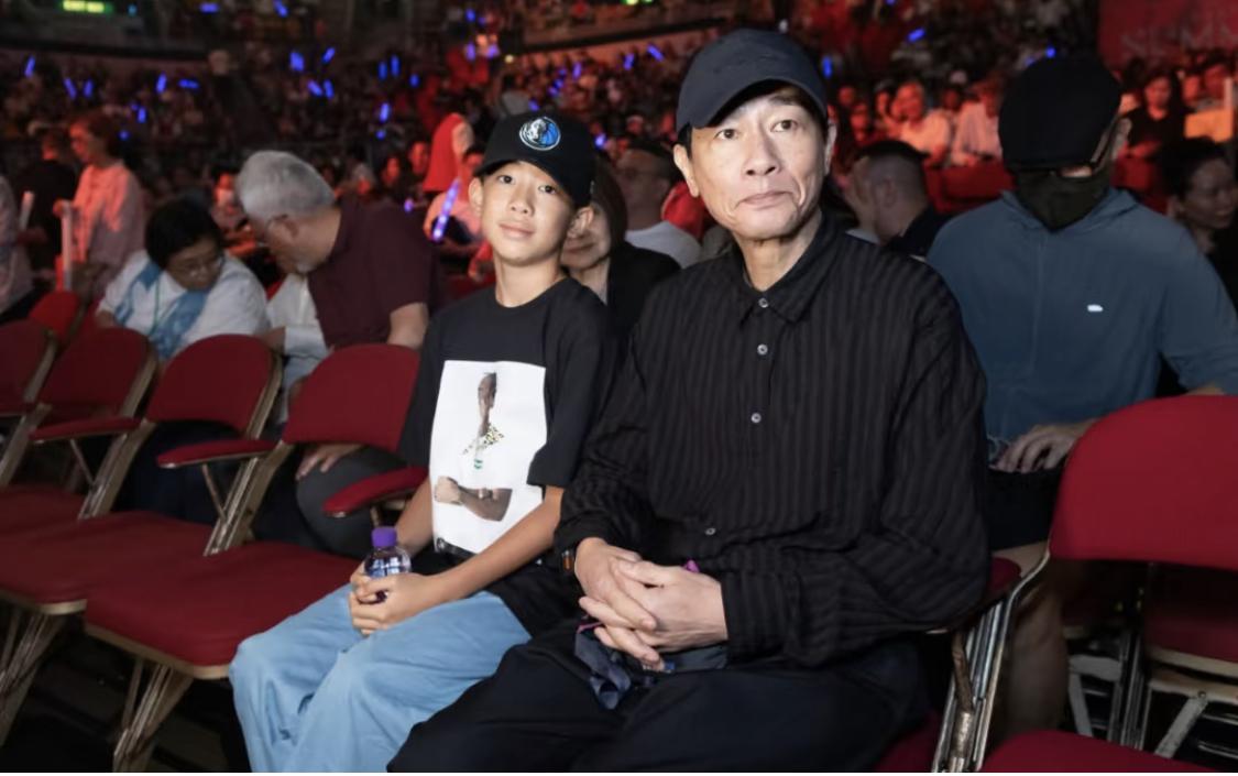 陈小春带着儿子jasper看夏韶声演唱会，本人超级瘦，人到了一定年纪，太瘦了就显