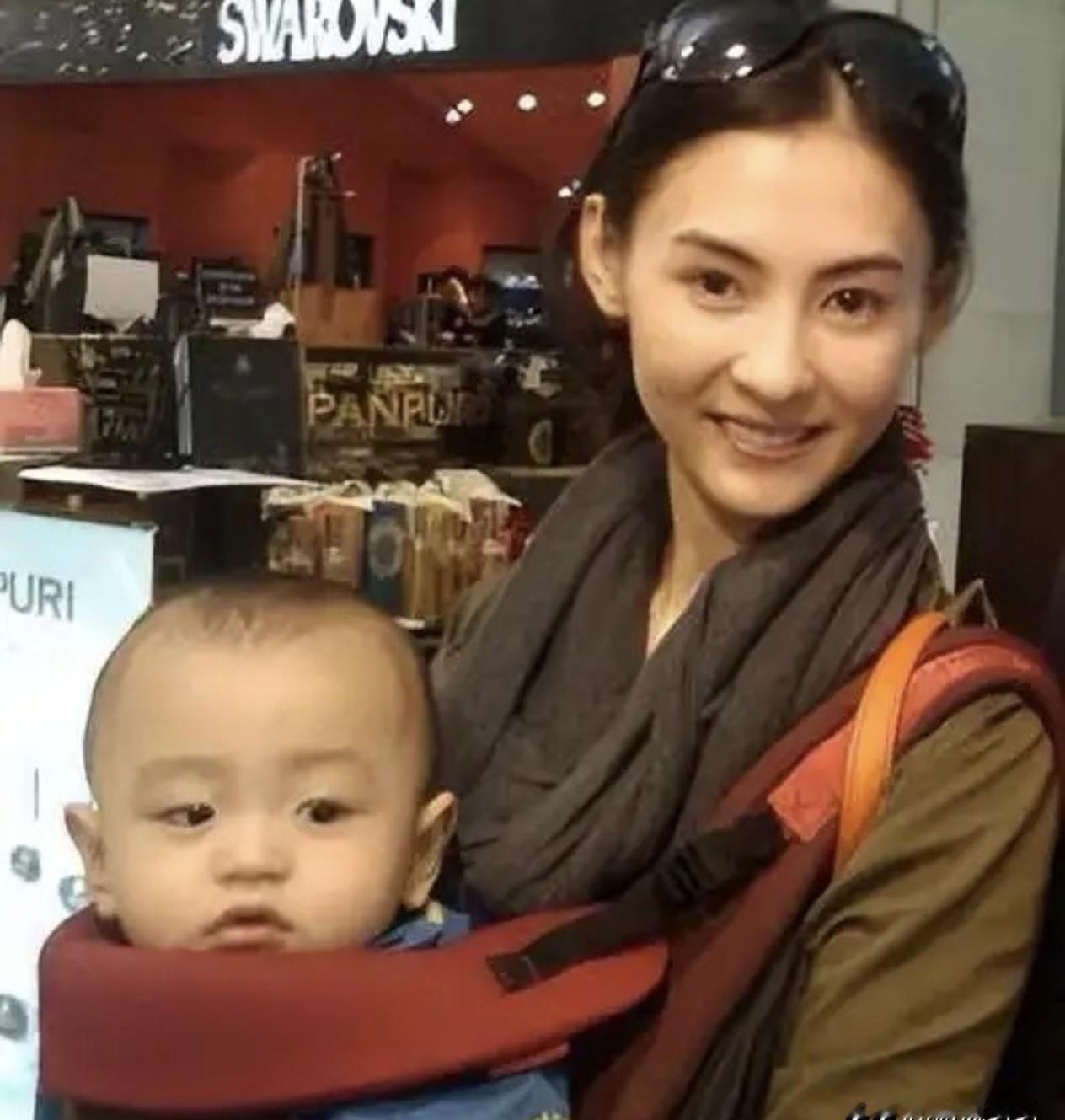 我养了三个儿子，养了16年。
说句实话：别羡慕女明星带娃，那才是真苦差事。
钱能