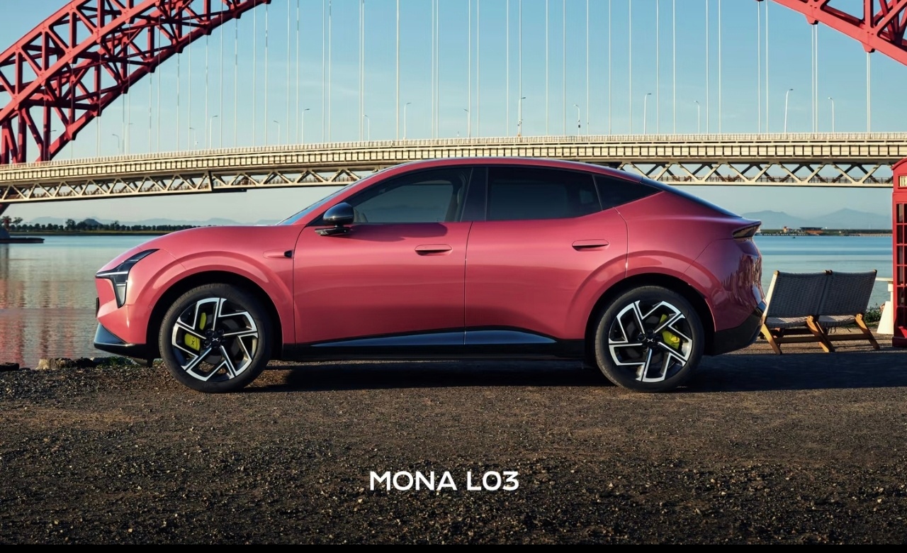 何小鹏称MONA首款SUV对标30万级开发目前小鹏所有车型当中MONA03好像卖