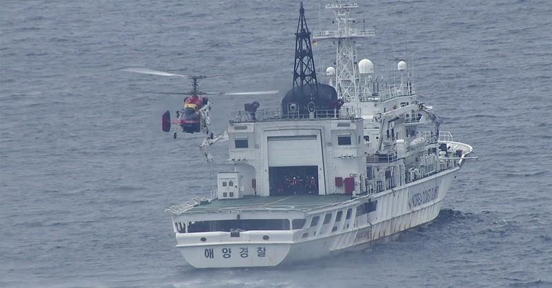 黄海发生激烈对峙，韩国海警船硬闯中方海域，妄图登上我渔业平台，结果下一刻彻底破防