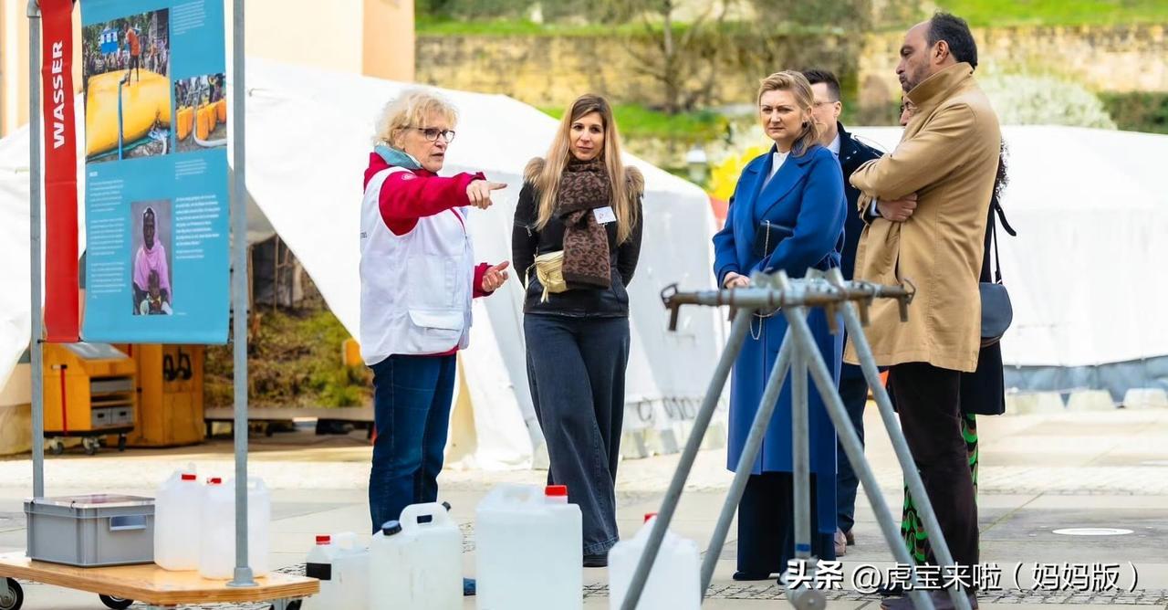 大公夫人斯蒂芬妮，出席无国界医生周年庆典活动！斯蒂芬妮的蓝色大衣来自Joseph