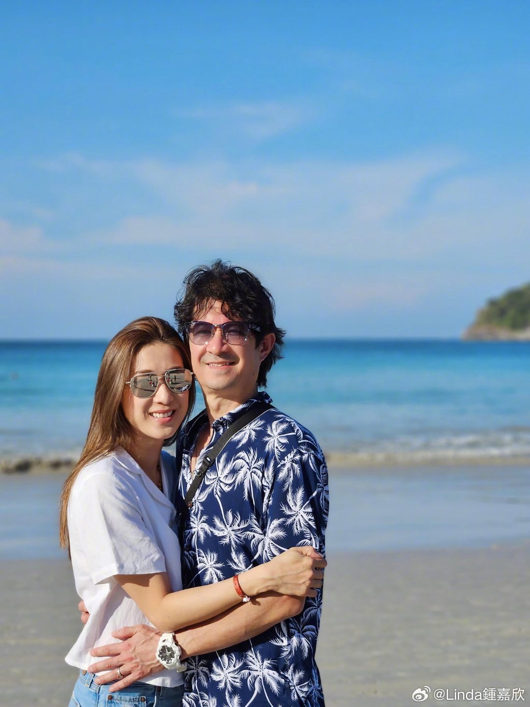 钟嘉欣先追的老公钟嘉欣老公是姐姐介绍的 据港媒，近日在节目中分享最初是姐姐介绍老