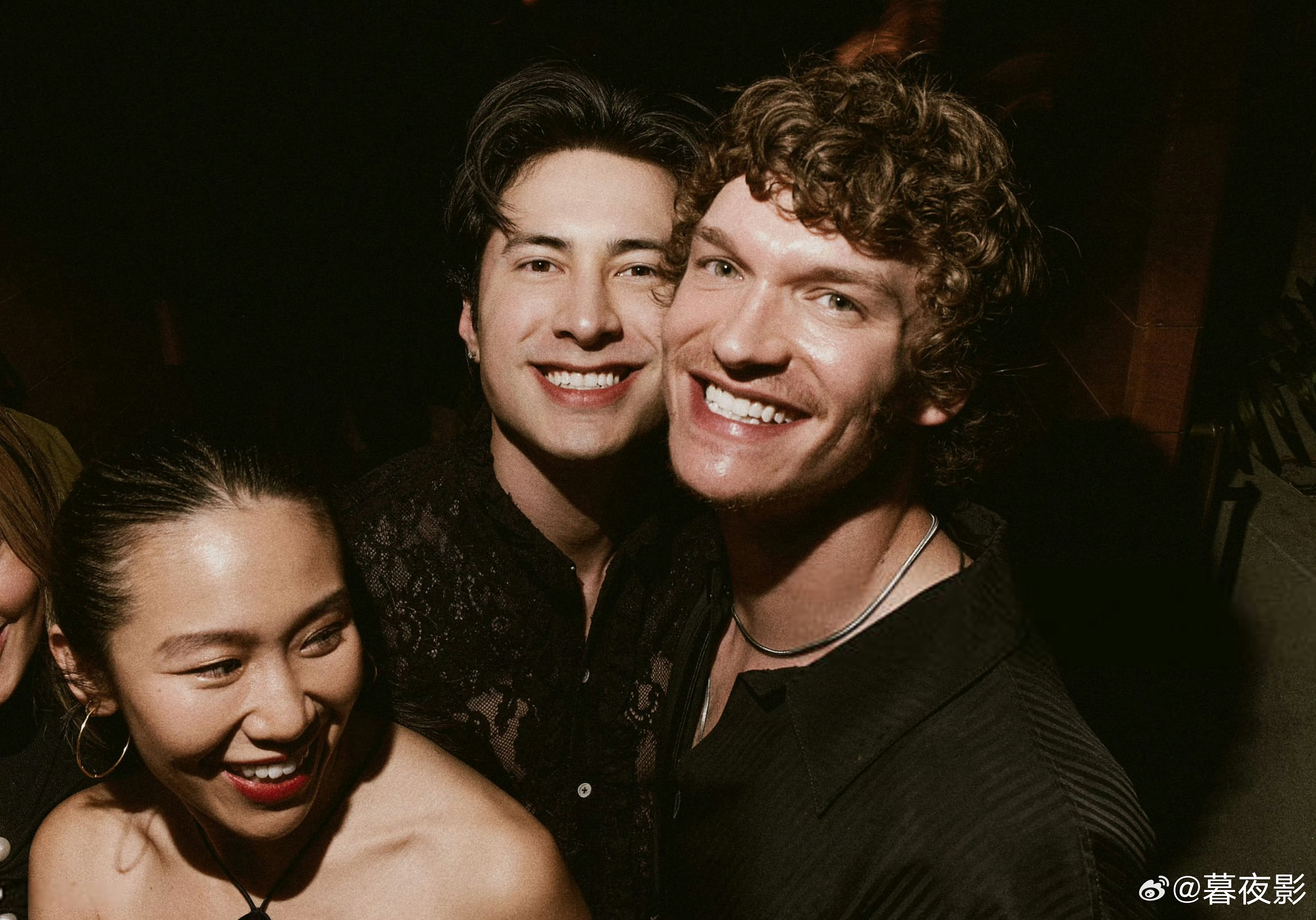 《巅峰对决》两大男主哈德森威廉姆斯和康纳斯托瑞在CAA奥斯卡预热派对重聚贴脸同框