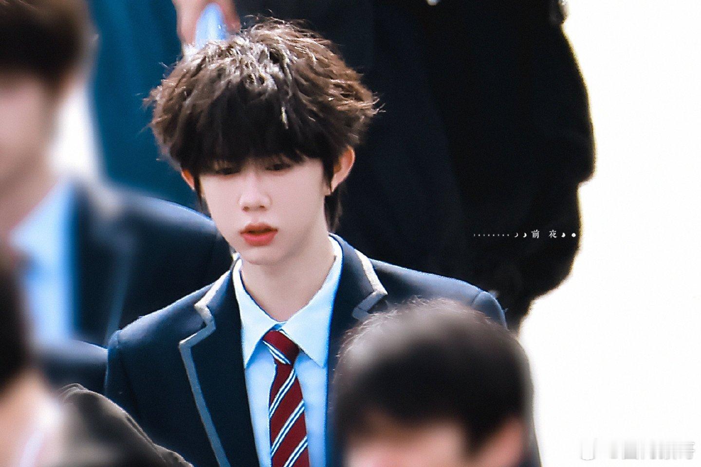 陈奕恒开机照陈奕恒我们的少年时代2现场校服图，帅气卷毛林清源学长！！！陈奕恒林清