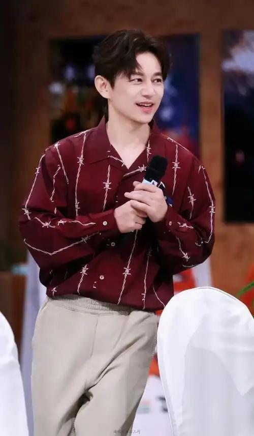 4月24日，《快乐老友记》最新一期录制路透曝光，主持人何炅在参与障碍闯关游戏时不