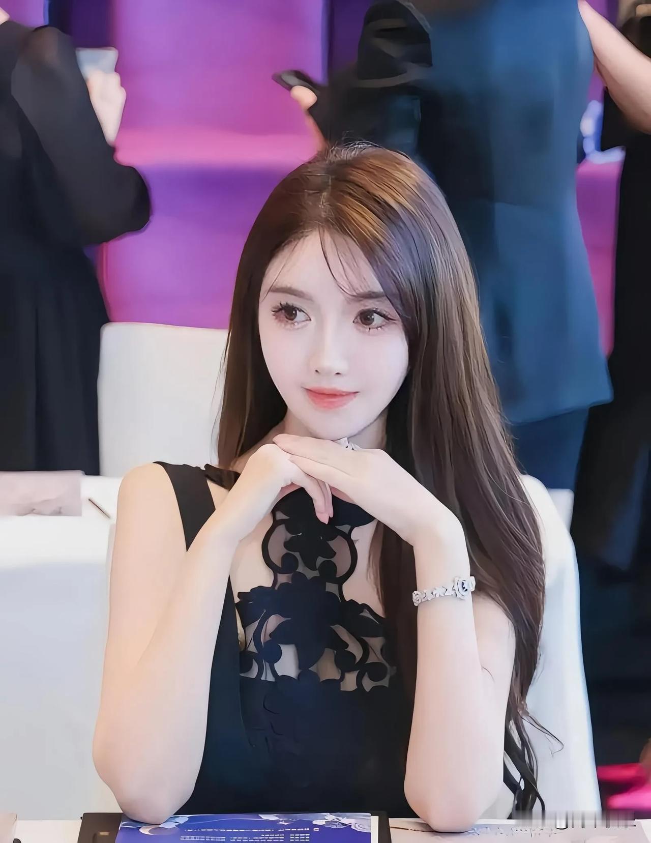 黄教主的女人都很聪明，蹬梯子上坡的路数都有。这个新上任的女朋友，专业一流，广告做