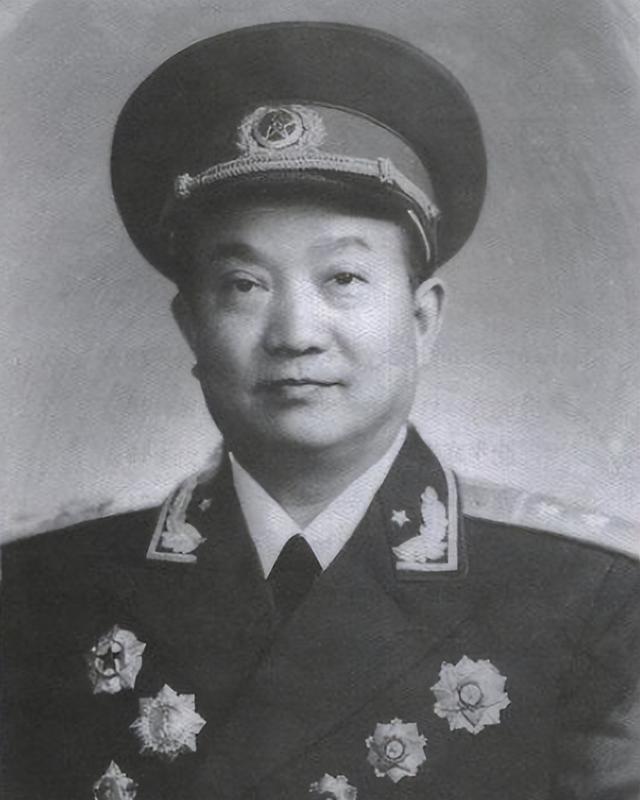1955年授衔之际，吴信泉被授予中将军衔。

吴信泉闻言，嘴角勾起一抹淡然的笑，
