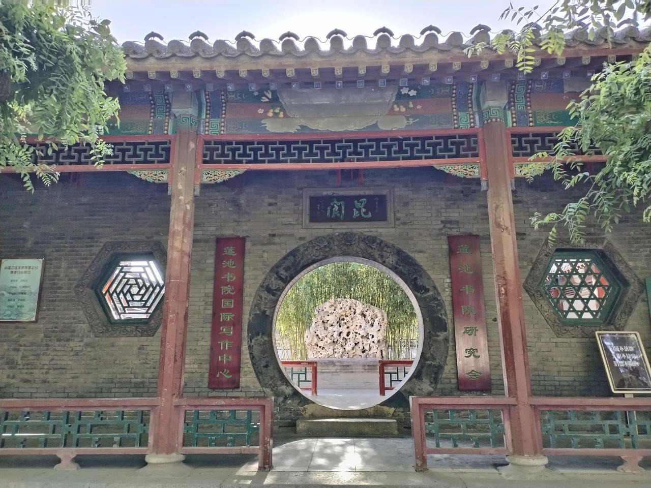 今天自驾到保定总督府，顺便游览了一下，直隶总督府对面的古莲花池！感觉保定还是很美