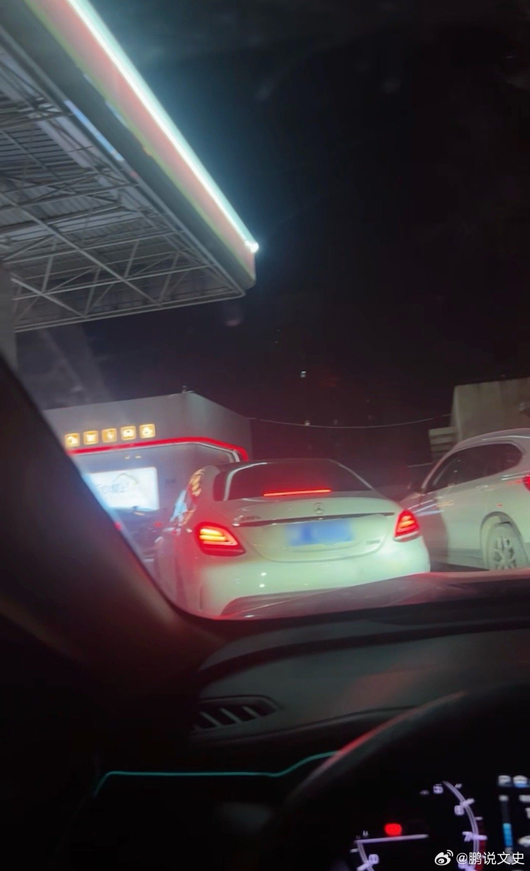 油价将上调加油站员工发声路过加油站排着长队（照片来自朋友圈） 