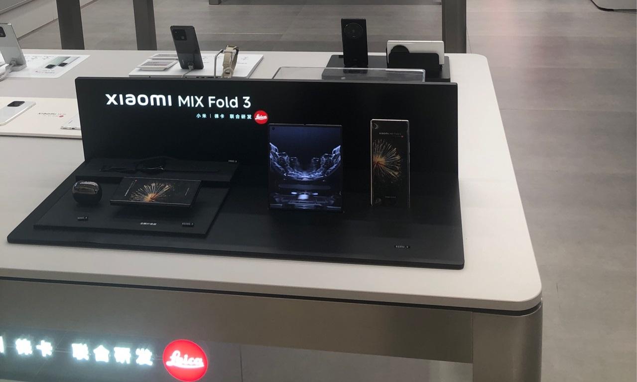 在小米体验店，亲手体验了备受期待的小米MIX Fold 3折叠屏手机。对于这款折