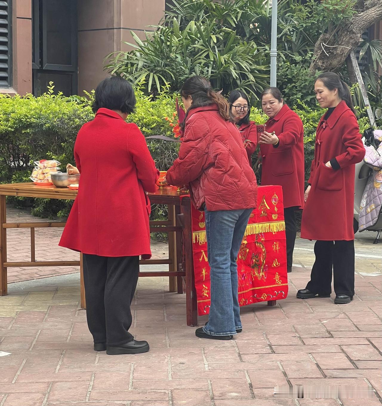 土地公公，今天有口福了

此时，全城到处都是鞭炮声，此起彼伏。走在小区的散步道上