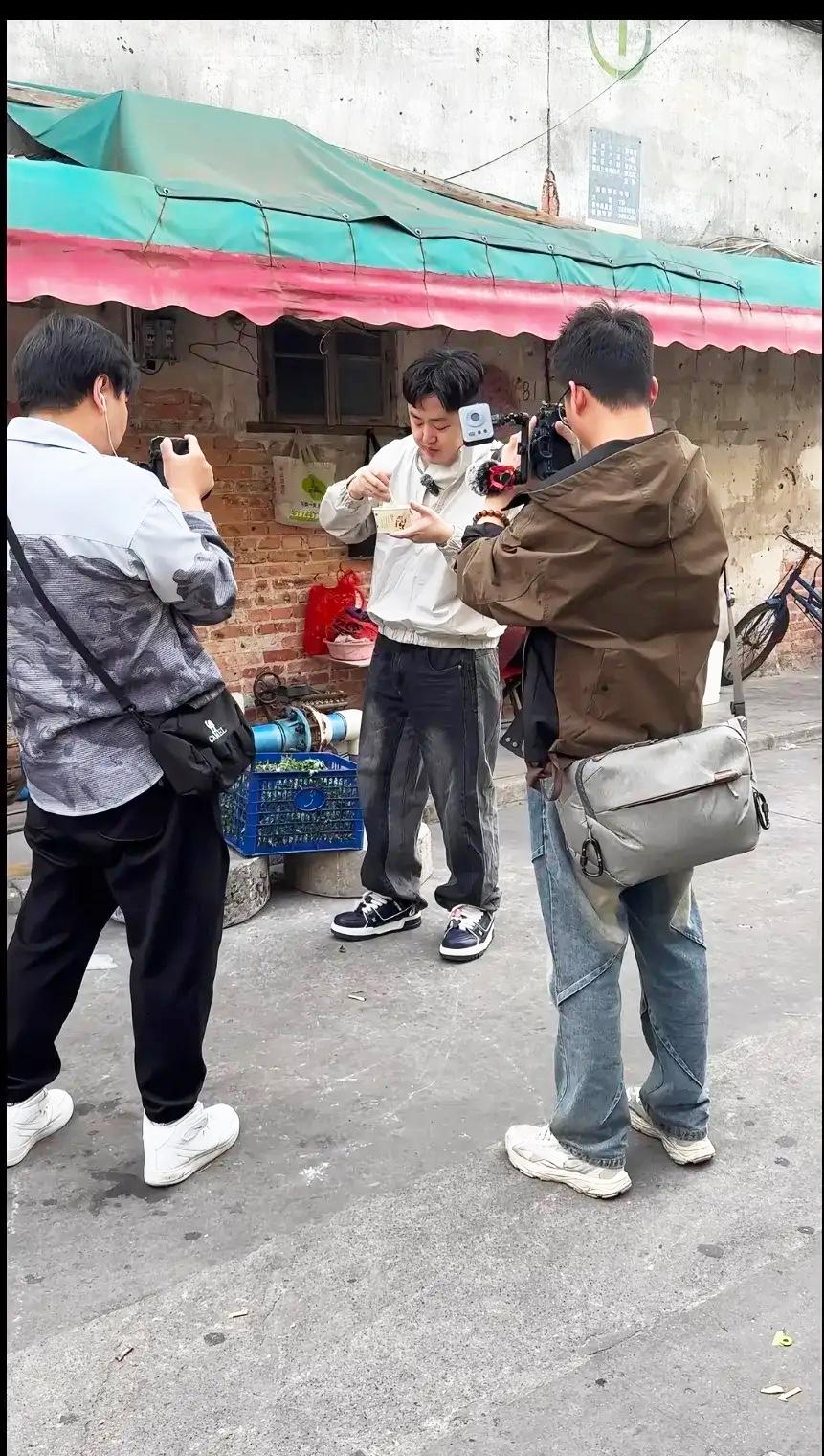 刘雨鑫摄影师团队幕后照一曝光，
才算看清网红探店的真实模样！哪是什么轻松逛吃，背