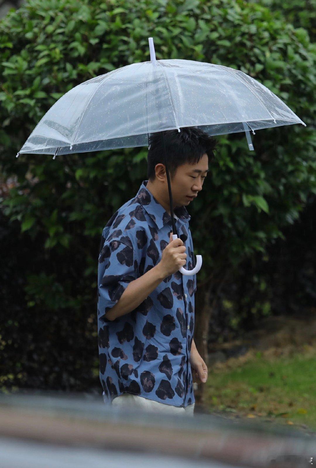 杨迪急得后槽牙都快咬碎了 你好星期六 这环节玩成杨迪单人喜剧了，偷偷摸摸传题像做