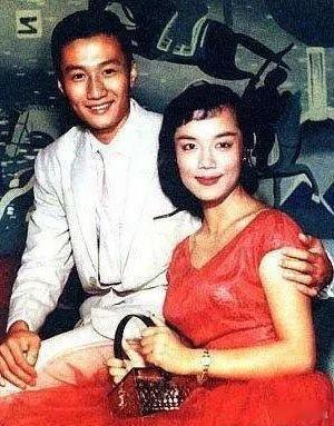 谢贤出了名地爱车。对他们那一代香港明星来说，车不只是身份和财富的象征，更是个人气