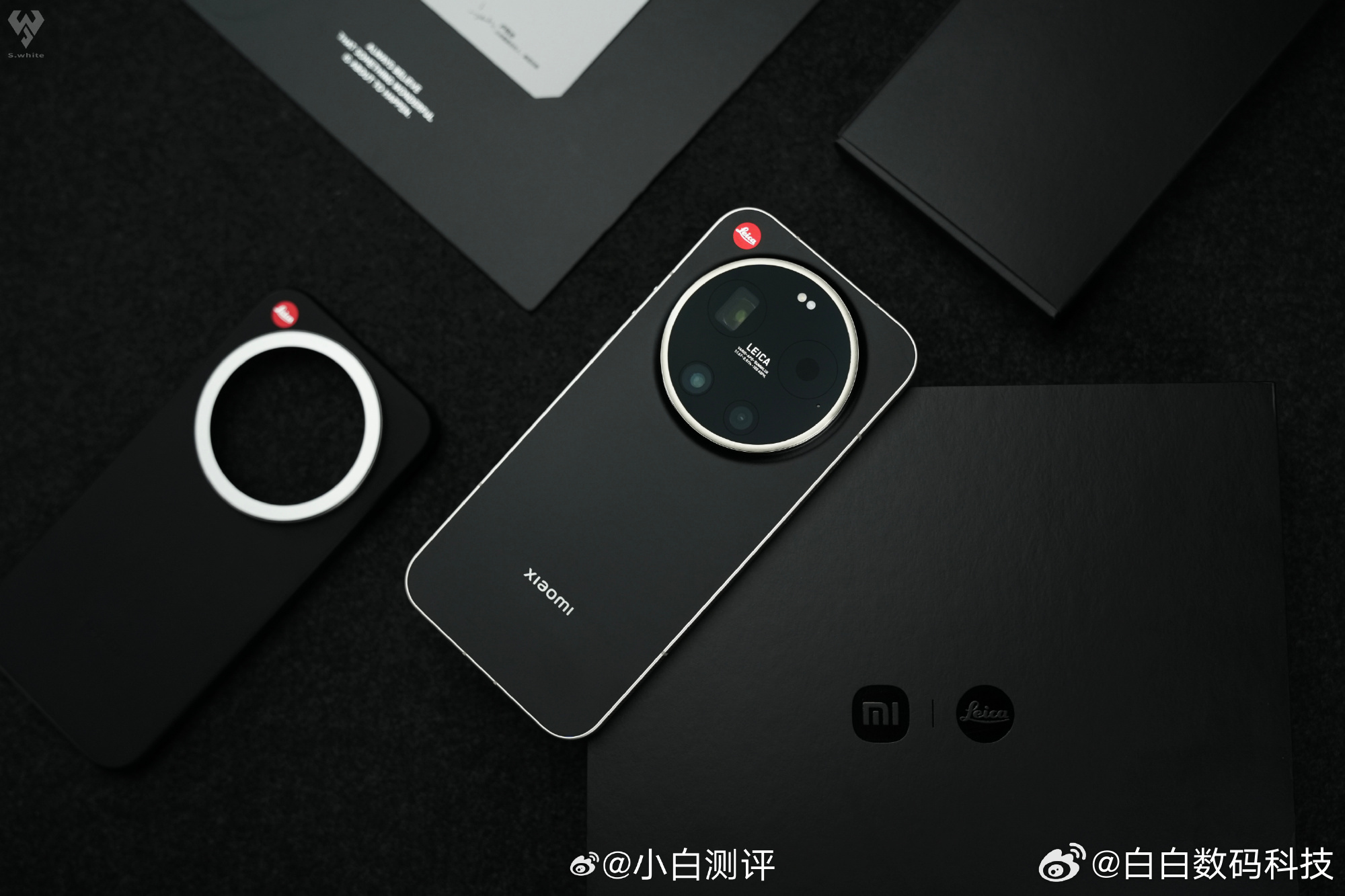 小米17 Ultra徕卡版黑银色真机实拍一体纯黑背板，亮银中框，依旧精雕滚花精致