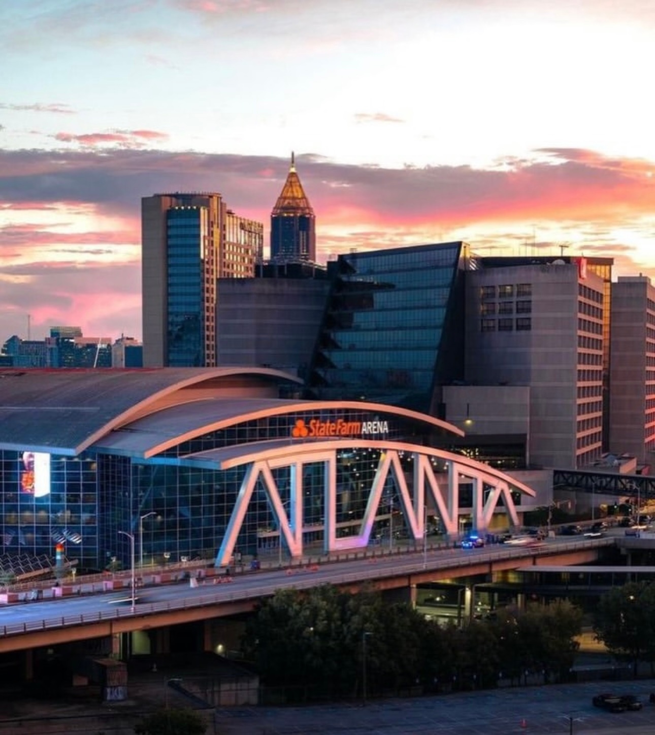 篮天下世界上的美丽球场 亚特兰大老鹰队主场State Farm Arena，有打