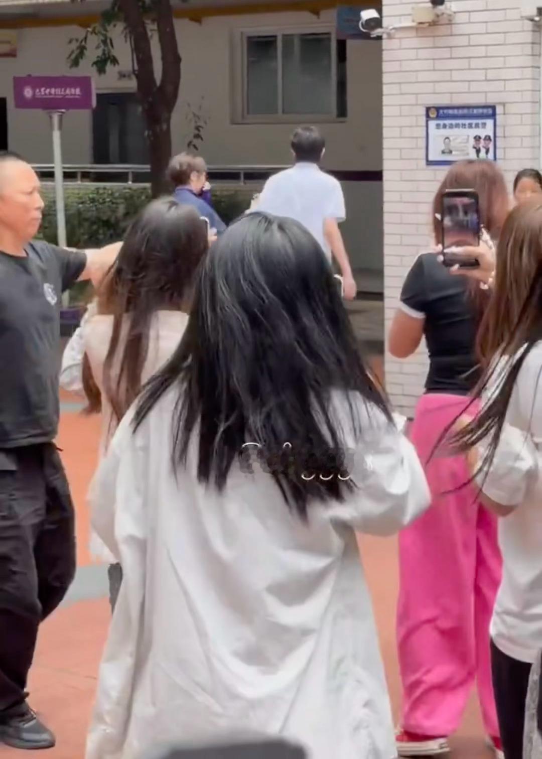 陈浚铭考试被私生围堵陈浚铭今天考试被私生围堵甚至还有人直接上手……没人管管吗