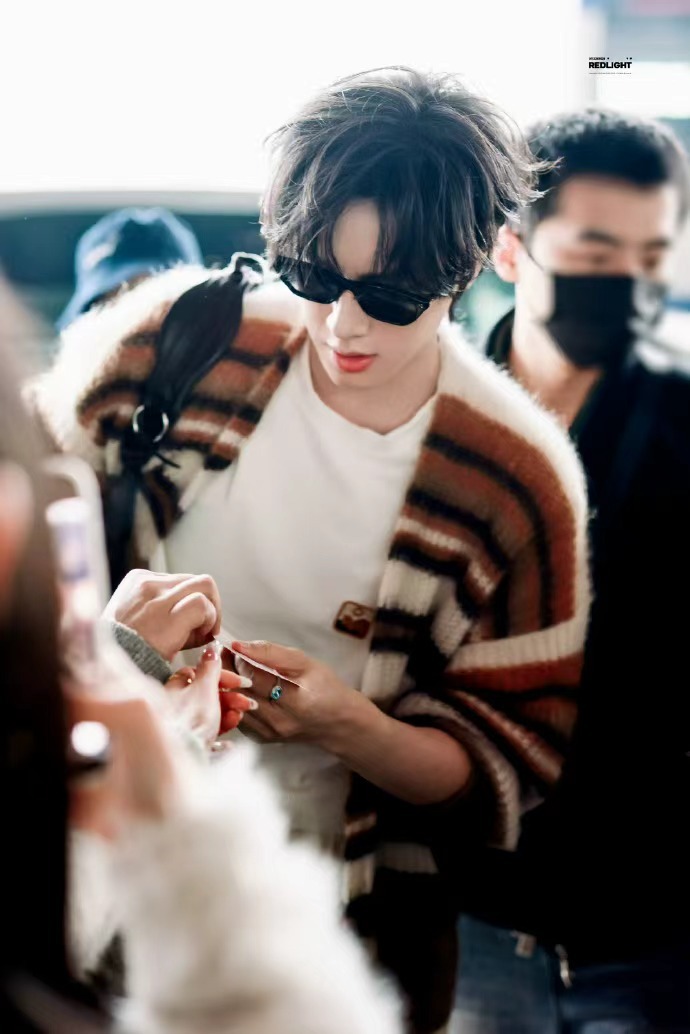 展轩看秀展轩出发巴黎了 展轩出发巴黎了，展轩看秀即来袭，条纹针织衫搭配白色内搭，