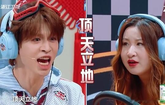 锤娜丽莎何浩楠同款得意 极速传音地狱难度都难不倒这俩，锤娜丽莎精准猜中，何浩楠立