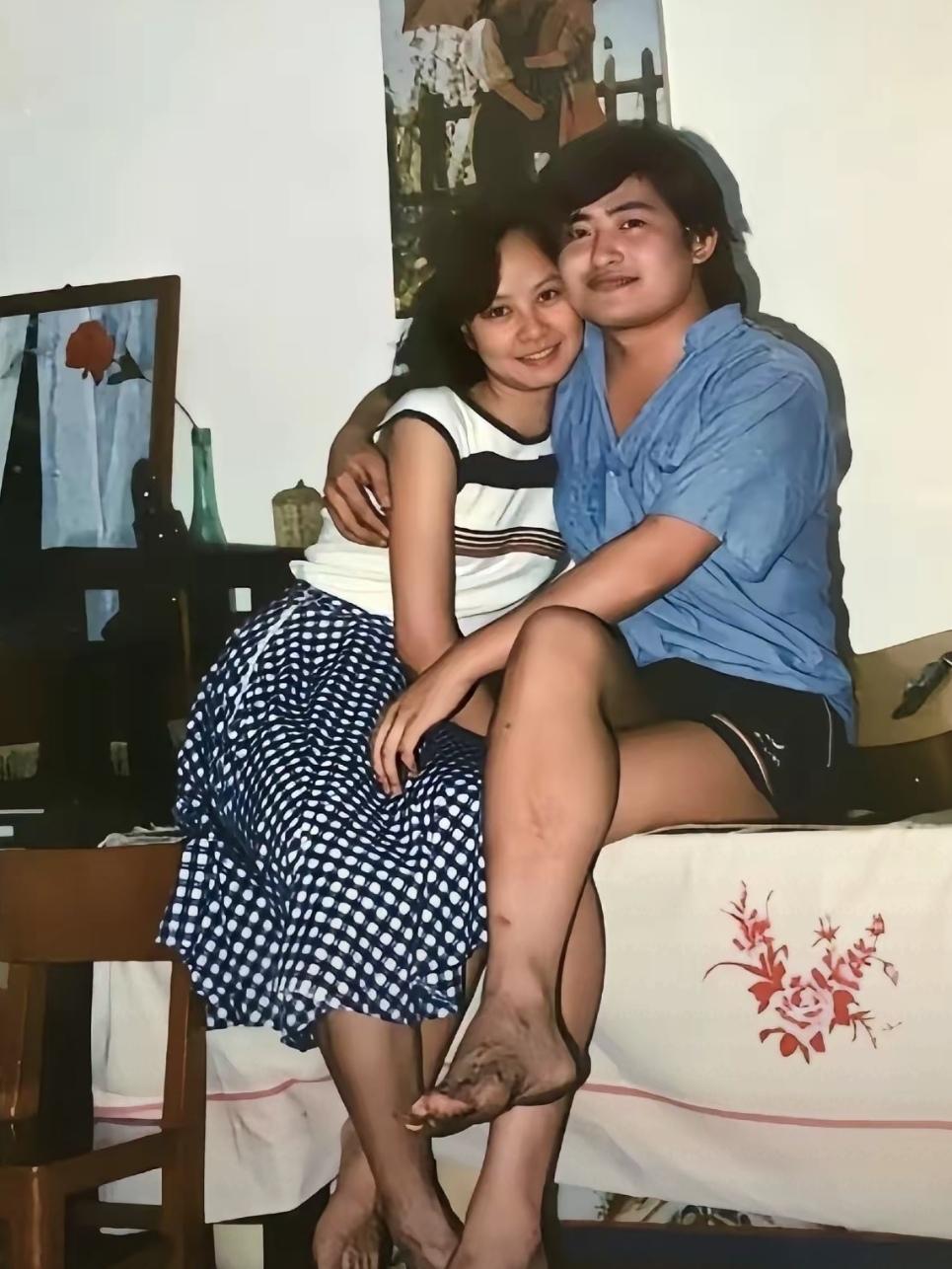 刘欢和爱人虽是闪婚，但夫妻两个感情深厚、一生没有过绯闻。他的爱人卢璐原是湖南电视