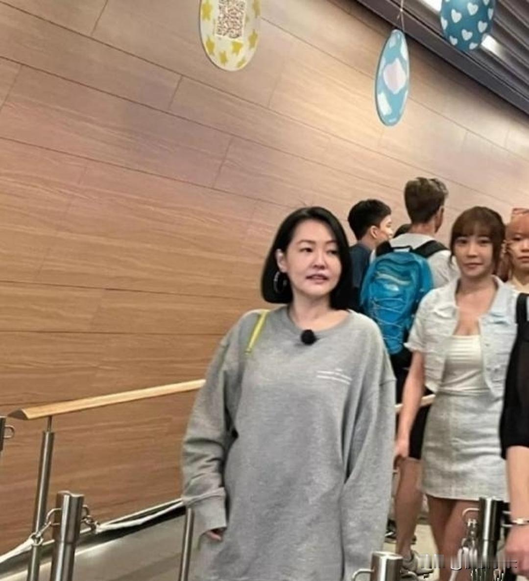 小S香港被偶遇，状态好少女啊！本人一点也不肿，比电视上好看多了！