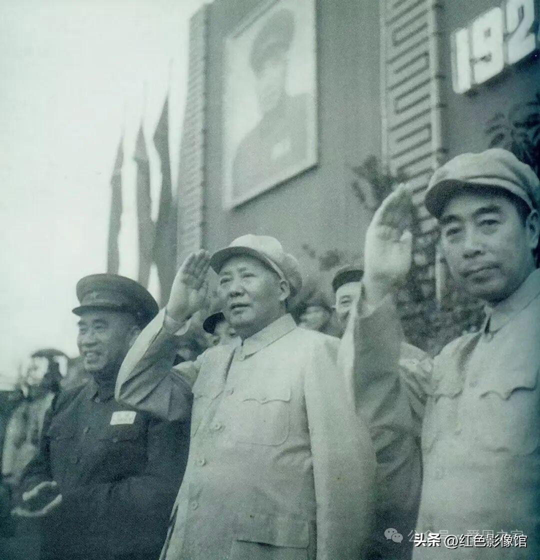 毛泽东、周恩来、朱德在八一建军节庆祝大会上。