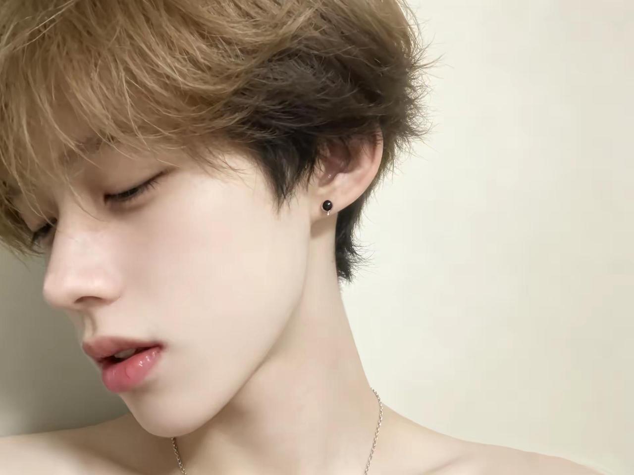 对那个女孩我会用韩语跟他说：조로사 언니, 저 정말 언니를 엄청 좋아해요.（