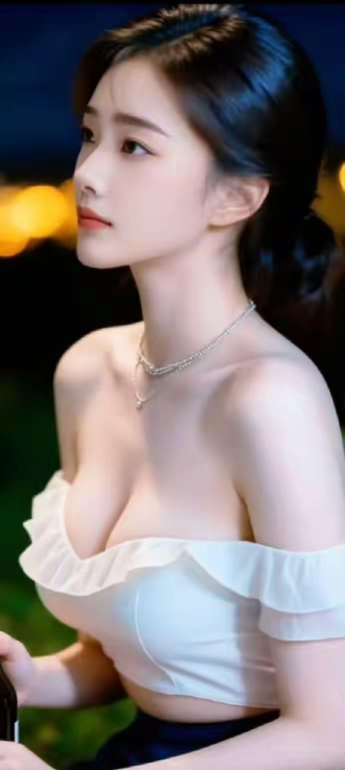 夜晚的浪漫，优雅白裙，闪耀的项链，温柔侧颜，唯美氛围🍀🌈🌹