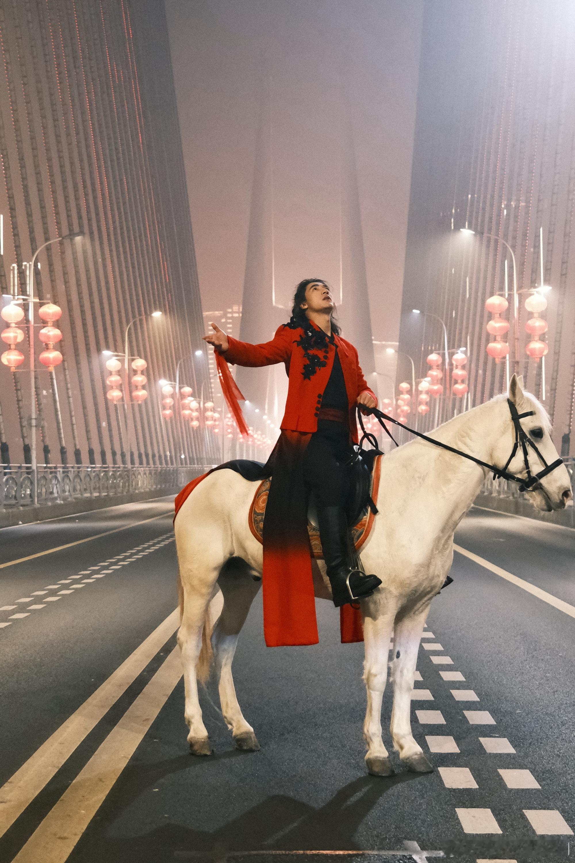 此沙在长江第一大桥送马年祝福被此沙的马年祝福帅到了！在长江大桥上演骏马奔腾，这份