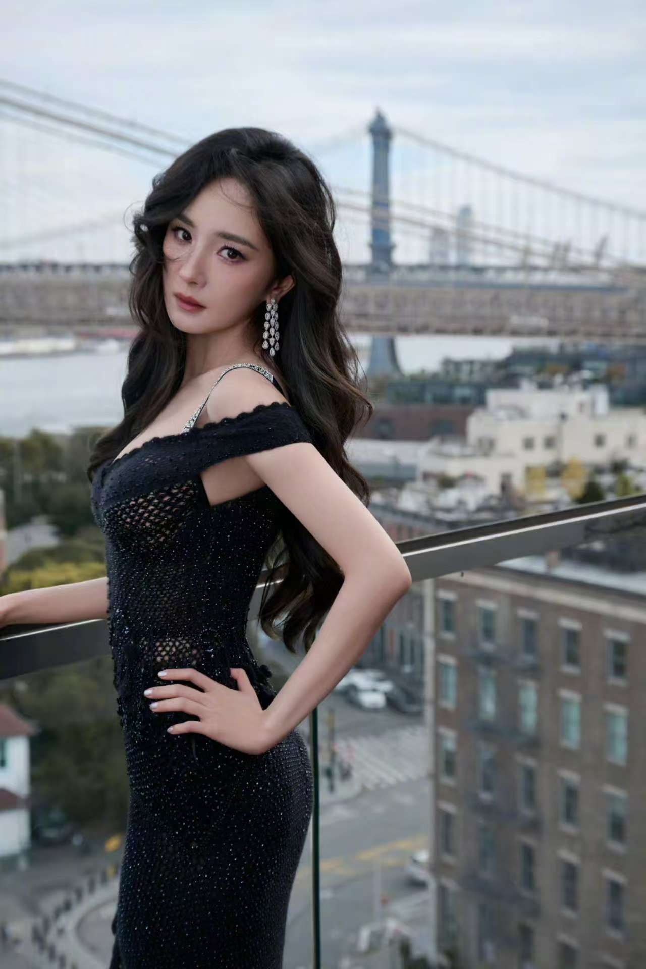 和杨幂一起逛街探店和杨幂一起逛街探店露营小聚 注视着杨幂驾车的优雅姿态，思绪早已