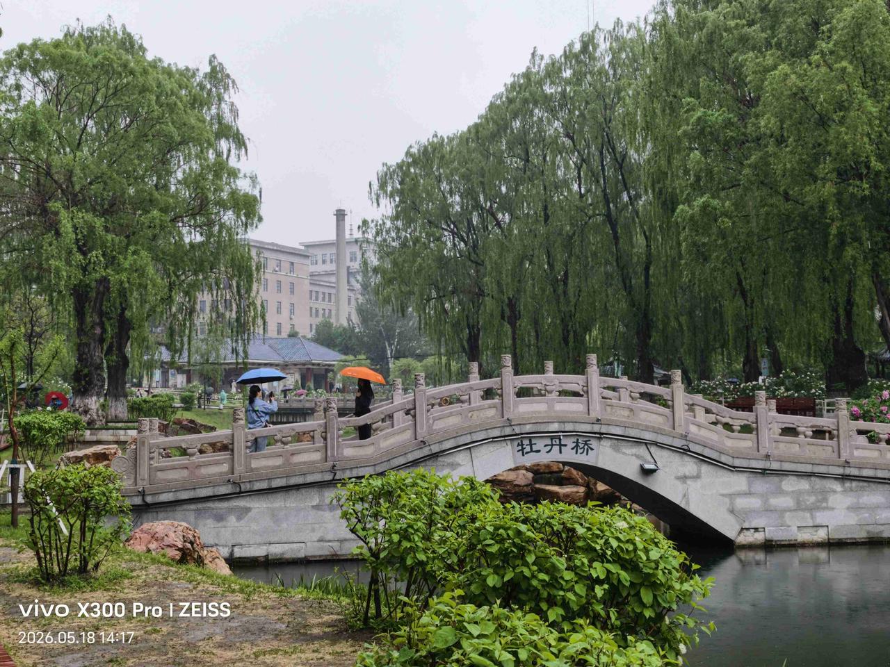 今日天气，多云，有阵雨，气温16度至27度，东南风2级，空气质量，优。

适合出
