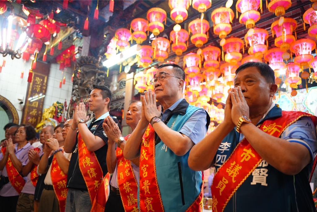 国民党新北市长参选人李四川21日前往三芝小基隆福成宫，参加俗称"三芝大拜拜"的金