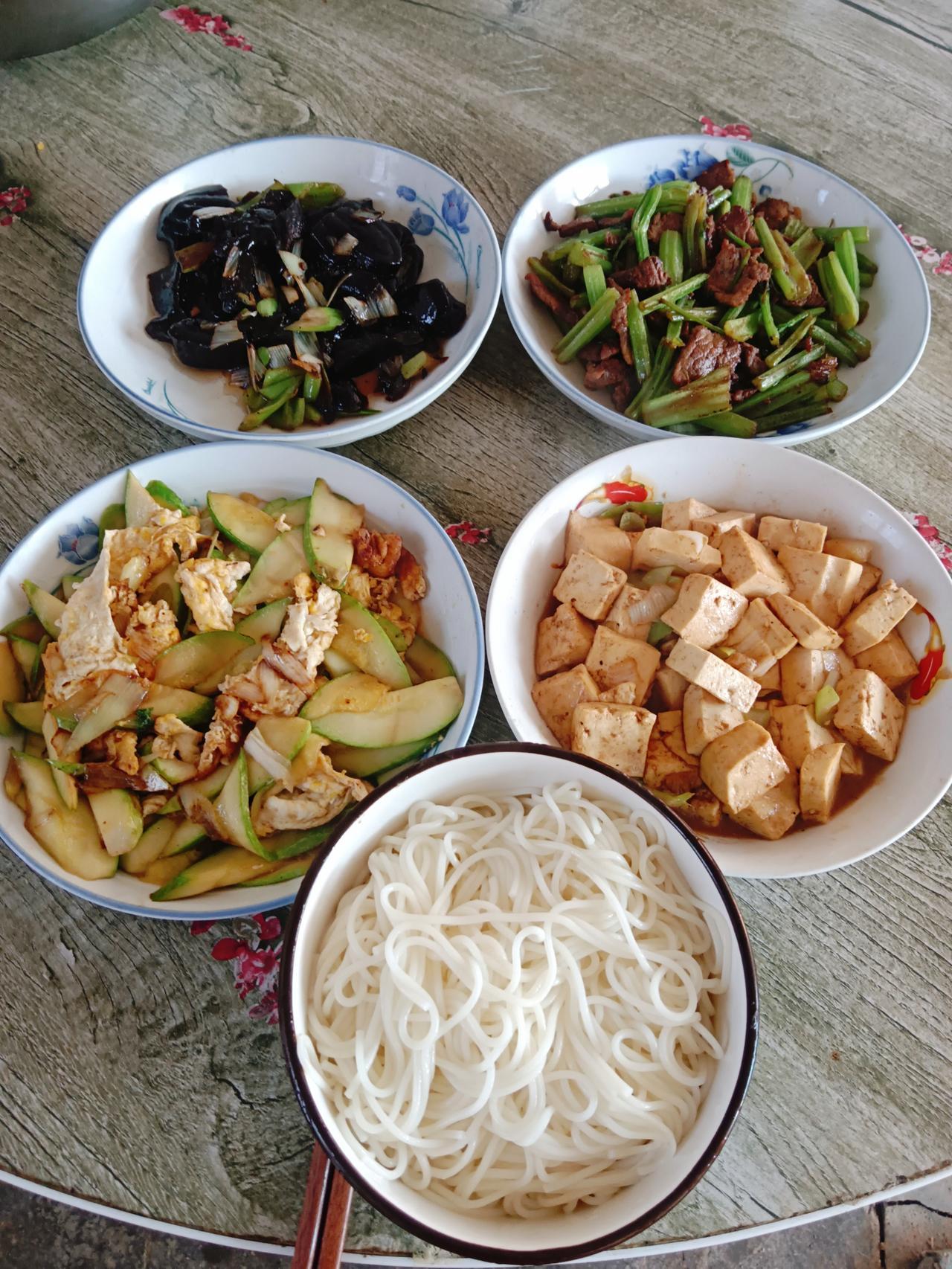 今天干活太累了
晚上做四个硬菜犒劳一下
[大笑][大笑][大笑]