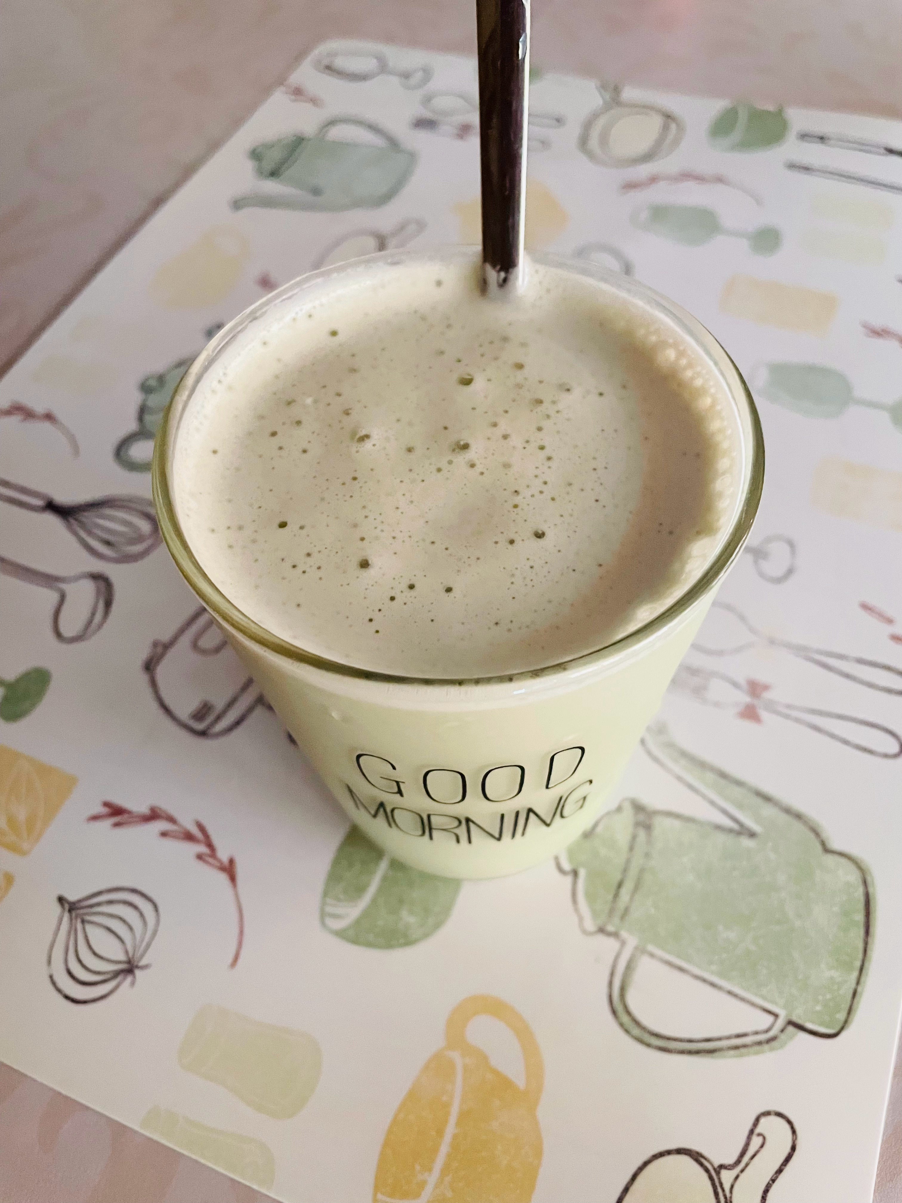 早餐喝一杯抹茶香蕉奶昔 前一天晚餐吃多 第二天的早餐我基本都是液断 