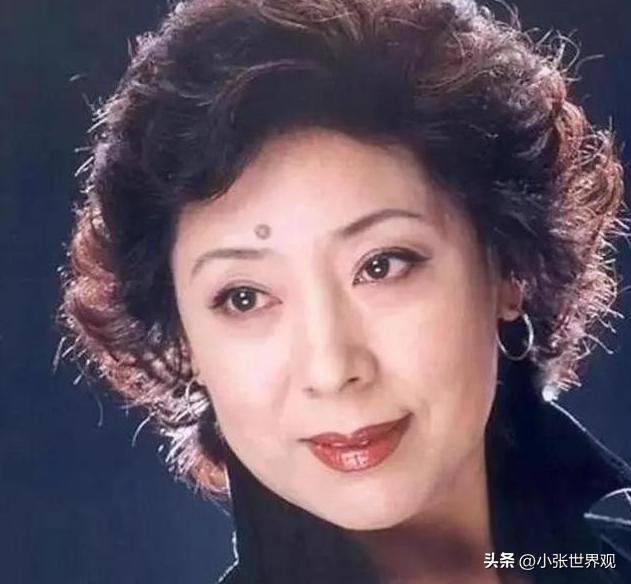 1990年，歌唱家关牧村因丈夫的长期家暴，毅然提出离婚，丈夫强硬地表示离婚可以，