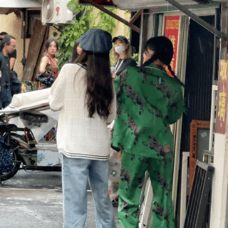 #孟佳黄龄精神状态无敌##黄龄孟佳上海街头蹦迪#  真的要被孟佳黄龄笑亖了！上海