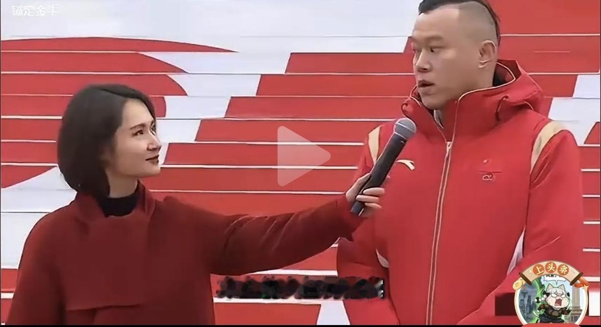 网友拿她《奥德赛》采访的姿态和之前采访运动员的姿态比，说为什么采访自己同胞没蹲下